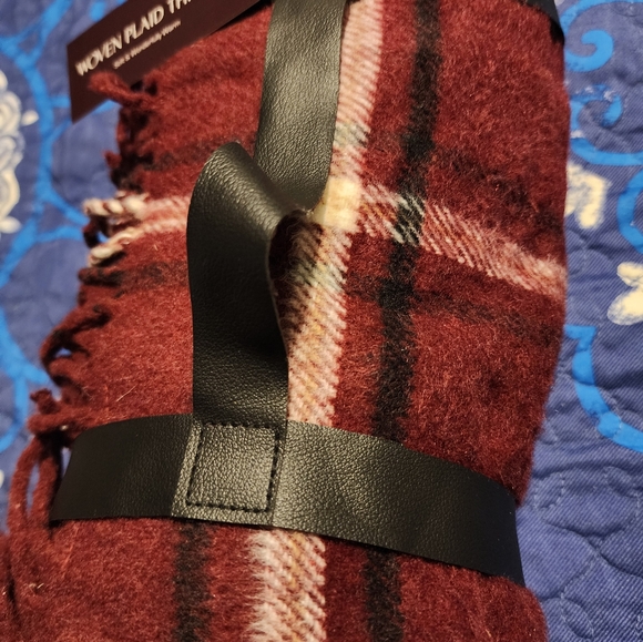 New w/tags Plaid Throw - Picture 4 of 6
